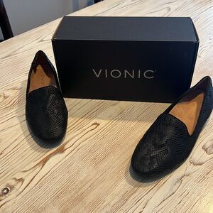 Vionic Willa II size 7.5 black snakeskin leather flats (like-new, worn once)